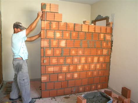 Como consertar uma parede de tijolos rachados?